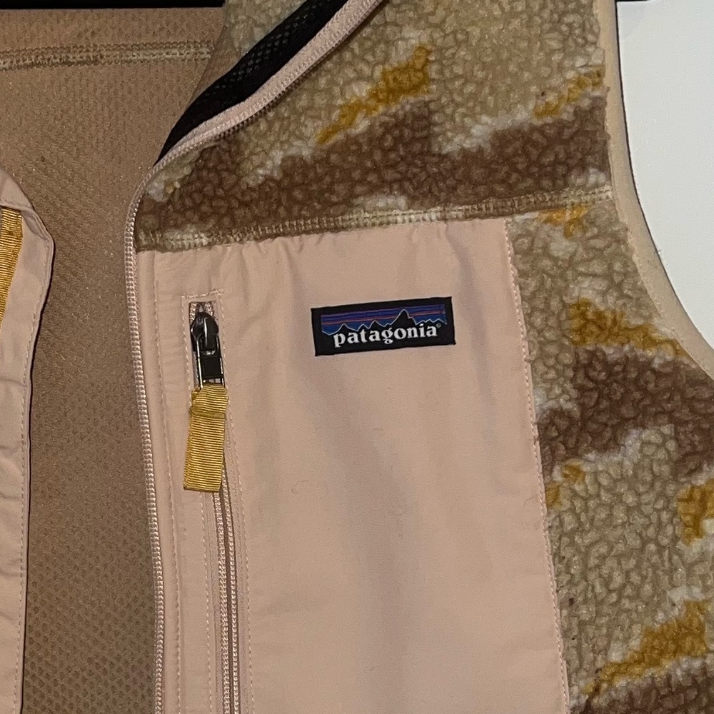 Patagonia Tan and Yellow Patterned Fleece Vest - Picture 4 of 4